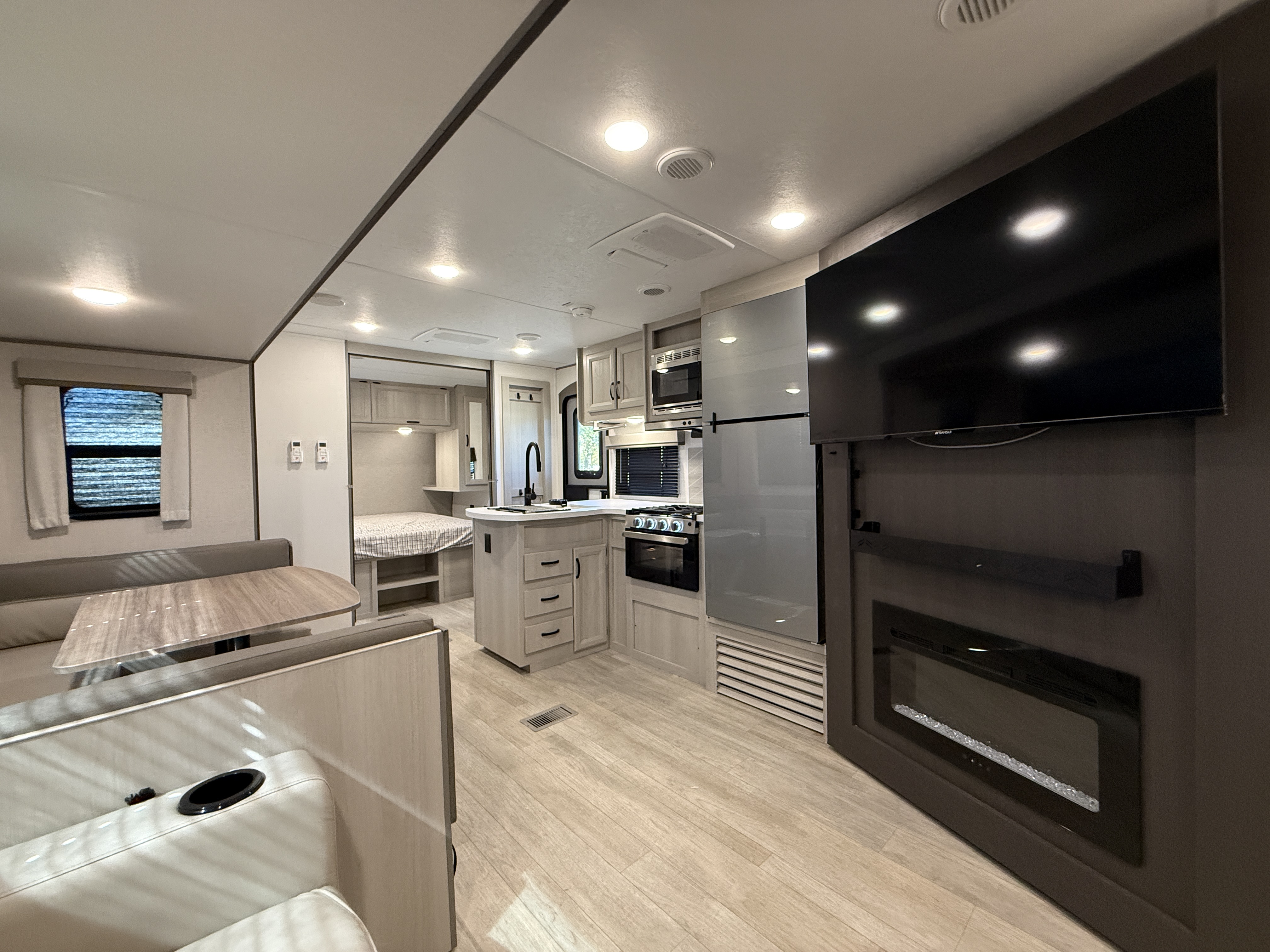 2027 Coachmen Catalina Legacy Edition 323BHDSCK - Image 14
