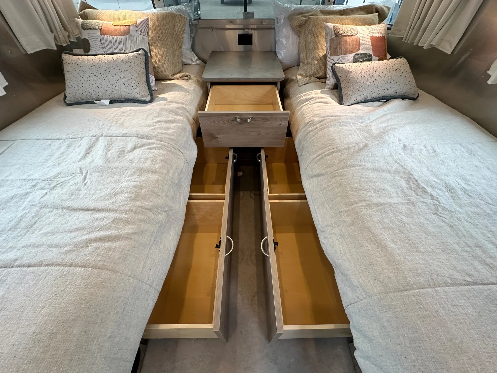2027 Airstream Flying Cloud 30FB Bunk - Image 54