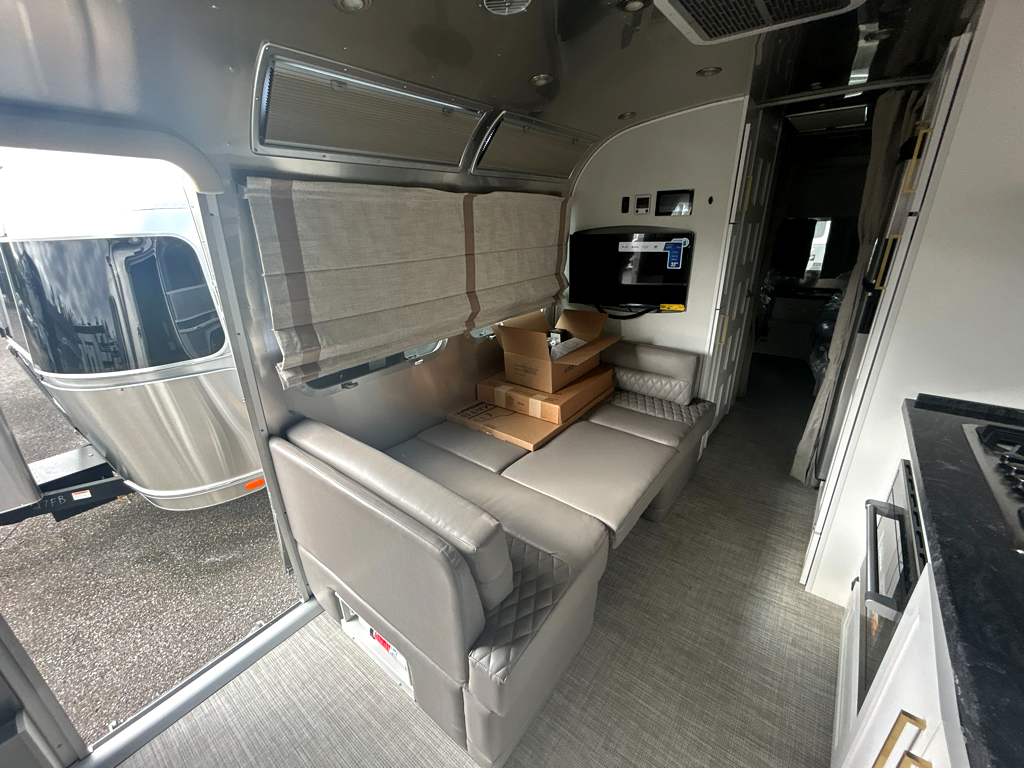 2027 AIRSTREAM CLASSIC 28RBT - Image 12