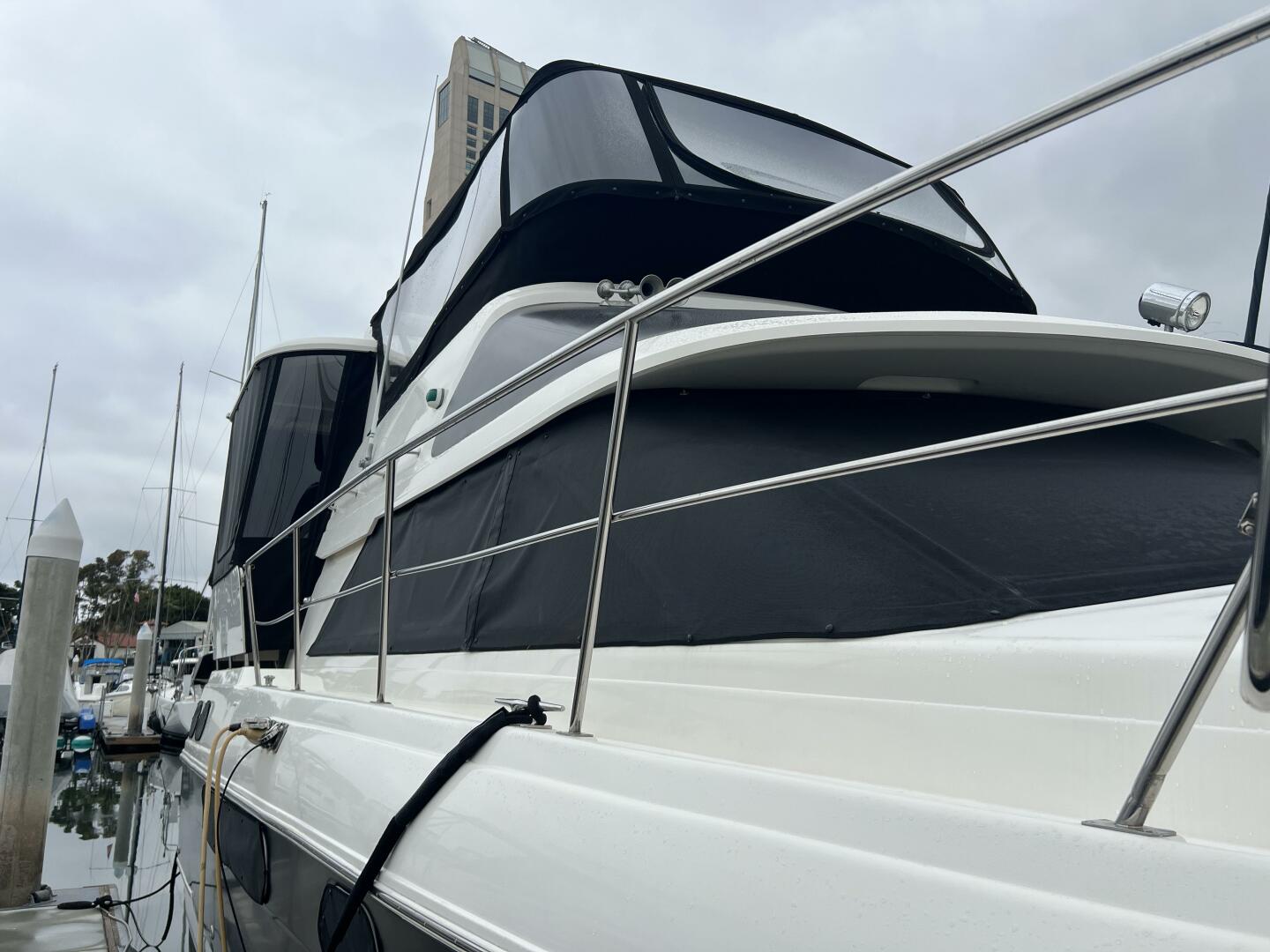 1996 Cruisers Yachts 3650 AFT CABIN - Image 3
