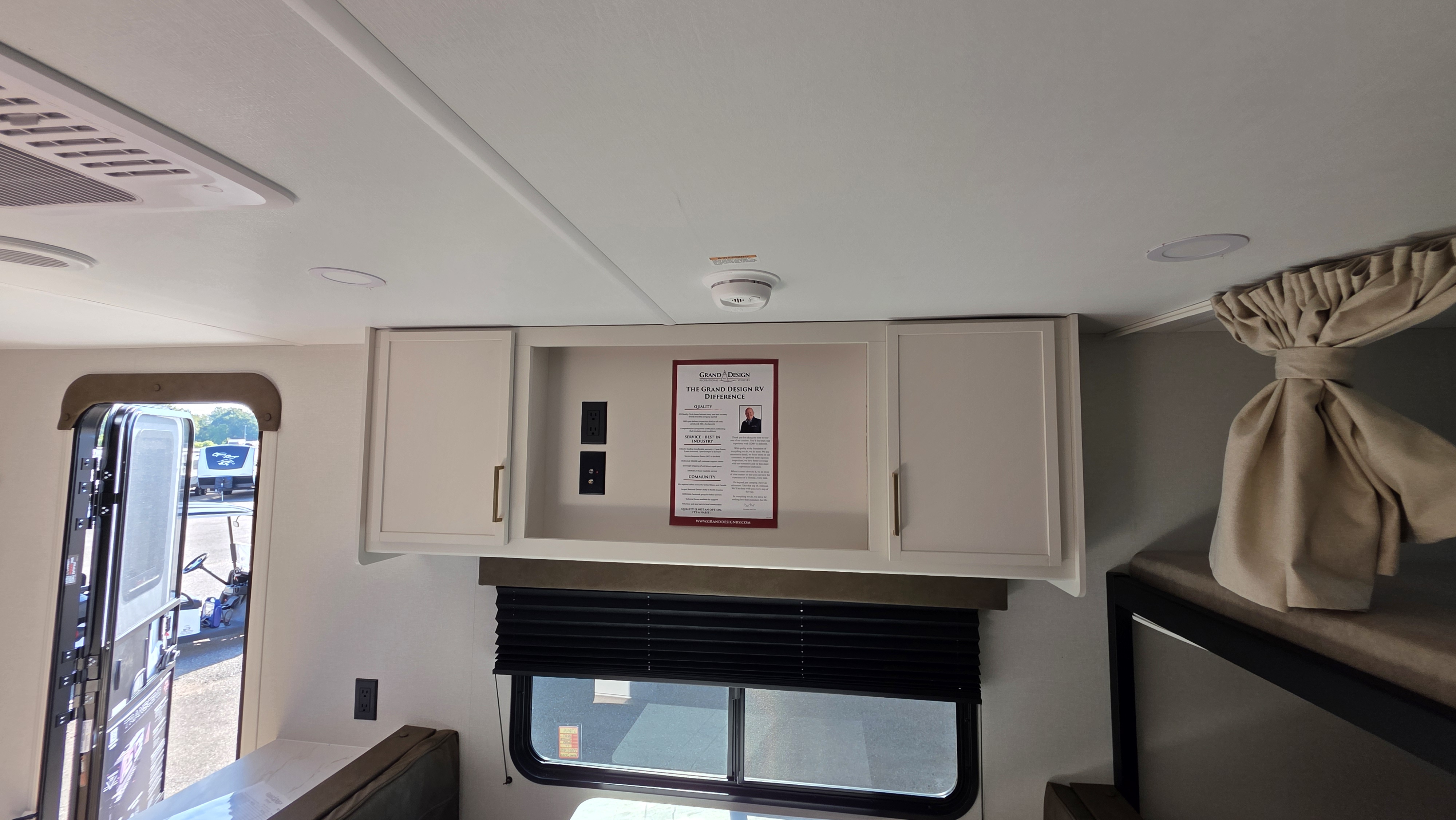 2027 GRAND DESIGN TRANSCEND 26BHX - Image 12