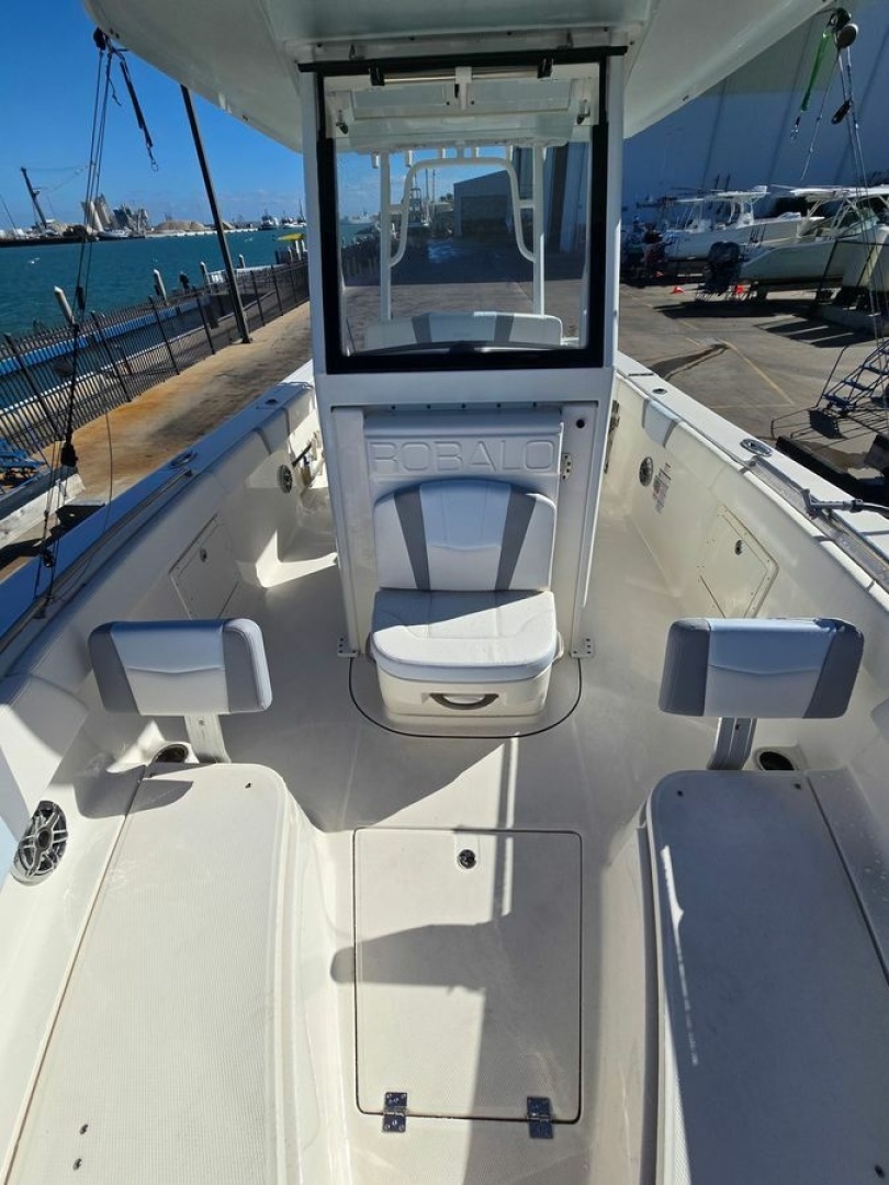 2022 Robalo R272 - Image 13