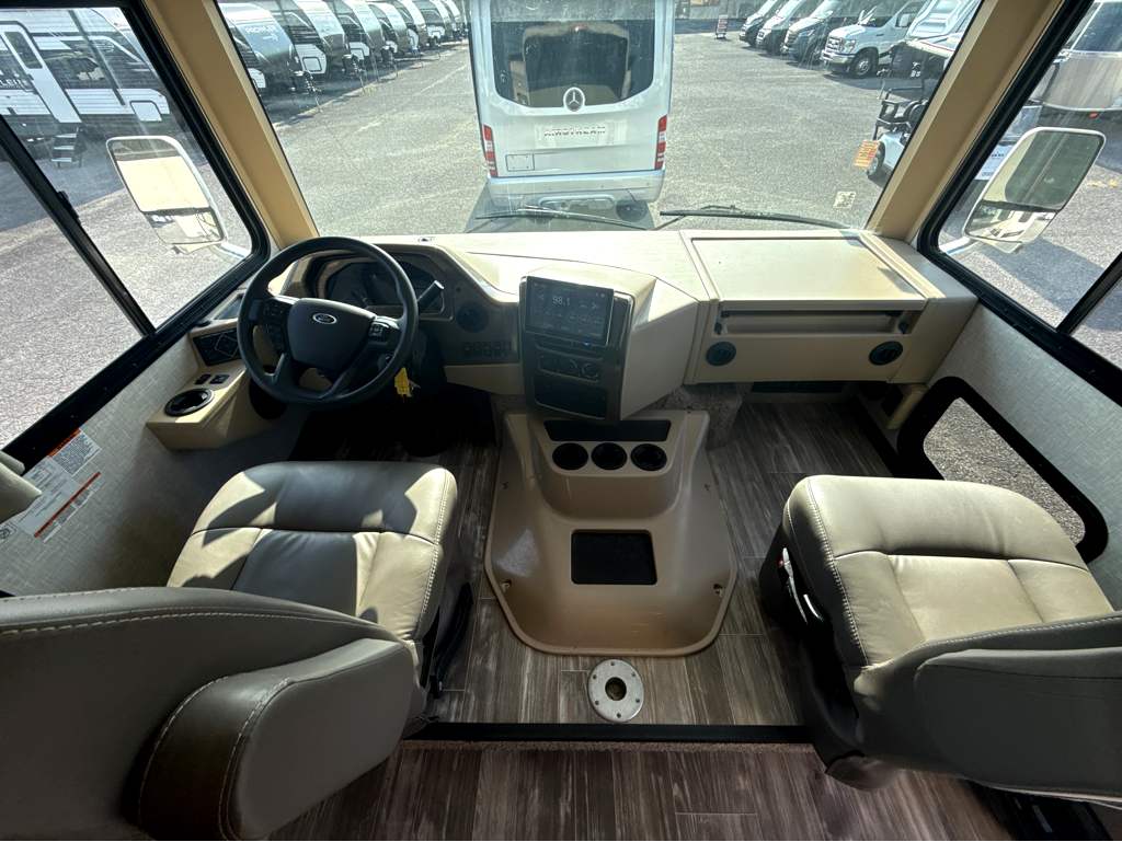 2022 Thor Motor Coach HURRICANE 34R - Image 34