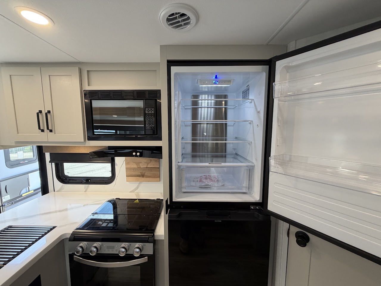 2027 VENTURE RV SPORTTREK 343VBH - Image 26