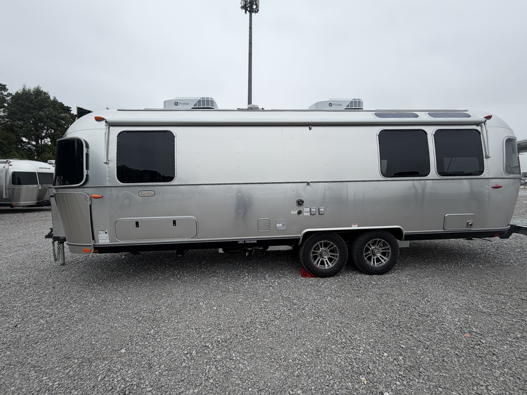 2027 AIRSTREAM TRADE WIND 27FBT - Image 23