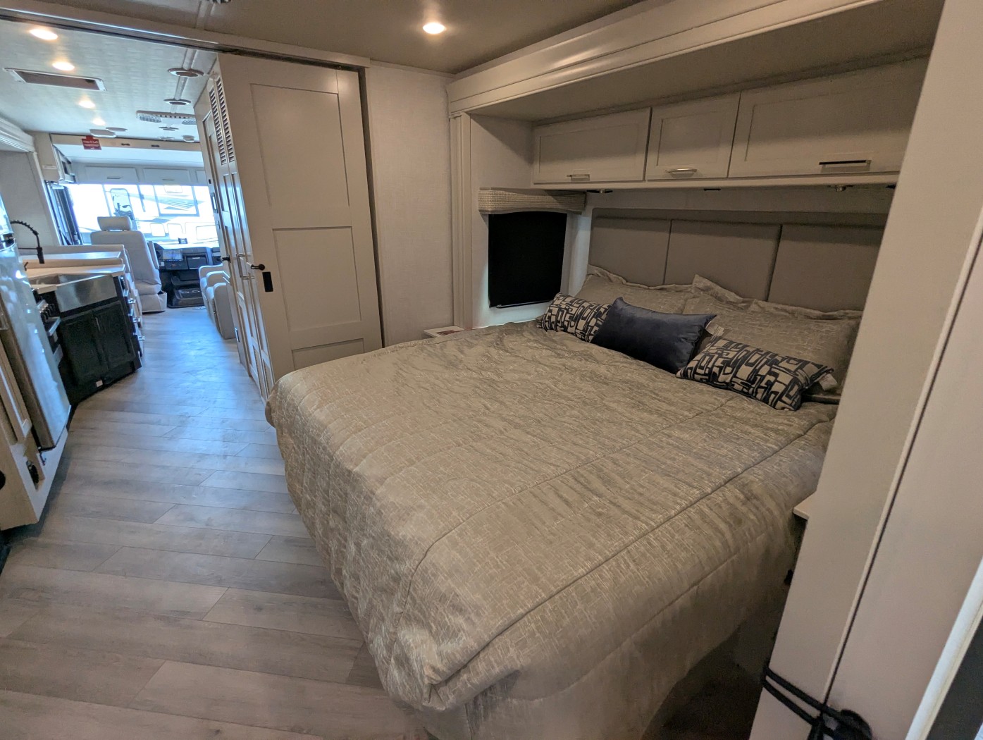 2026 Holiday Rambler Invicta 33HB - Image 29