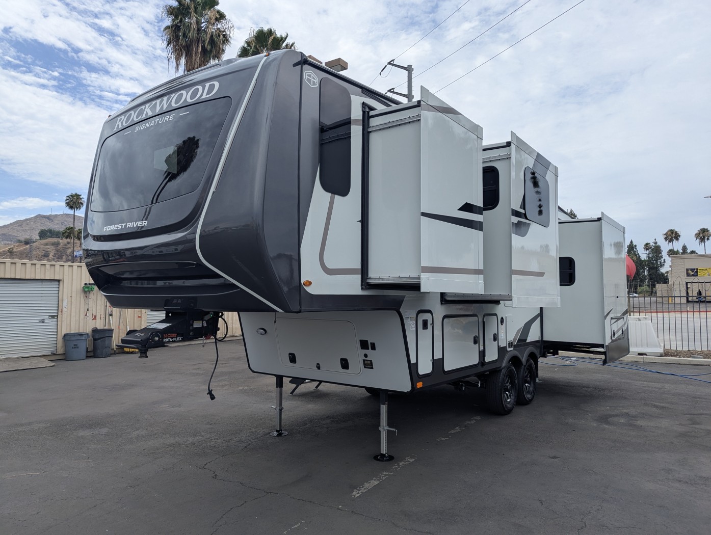 2027 Forest River Rockwood Signature 290SFK - Image 3