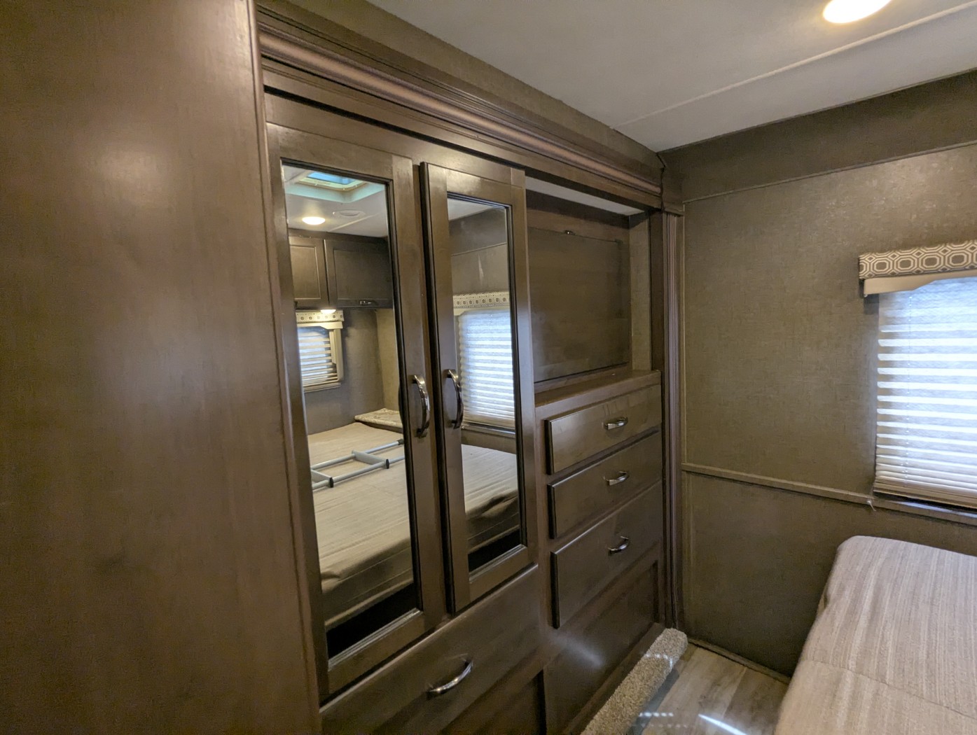 2020 Thor Motor Coach Four Winds 31E - Image 24