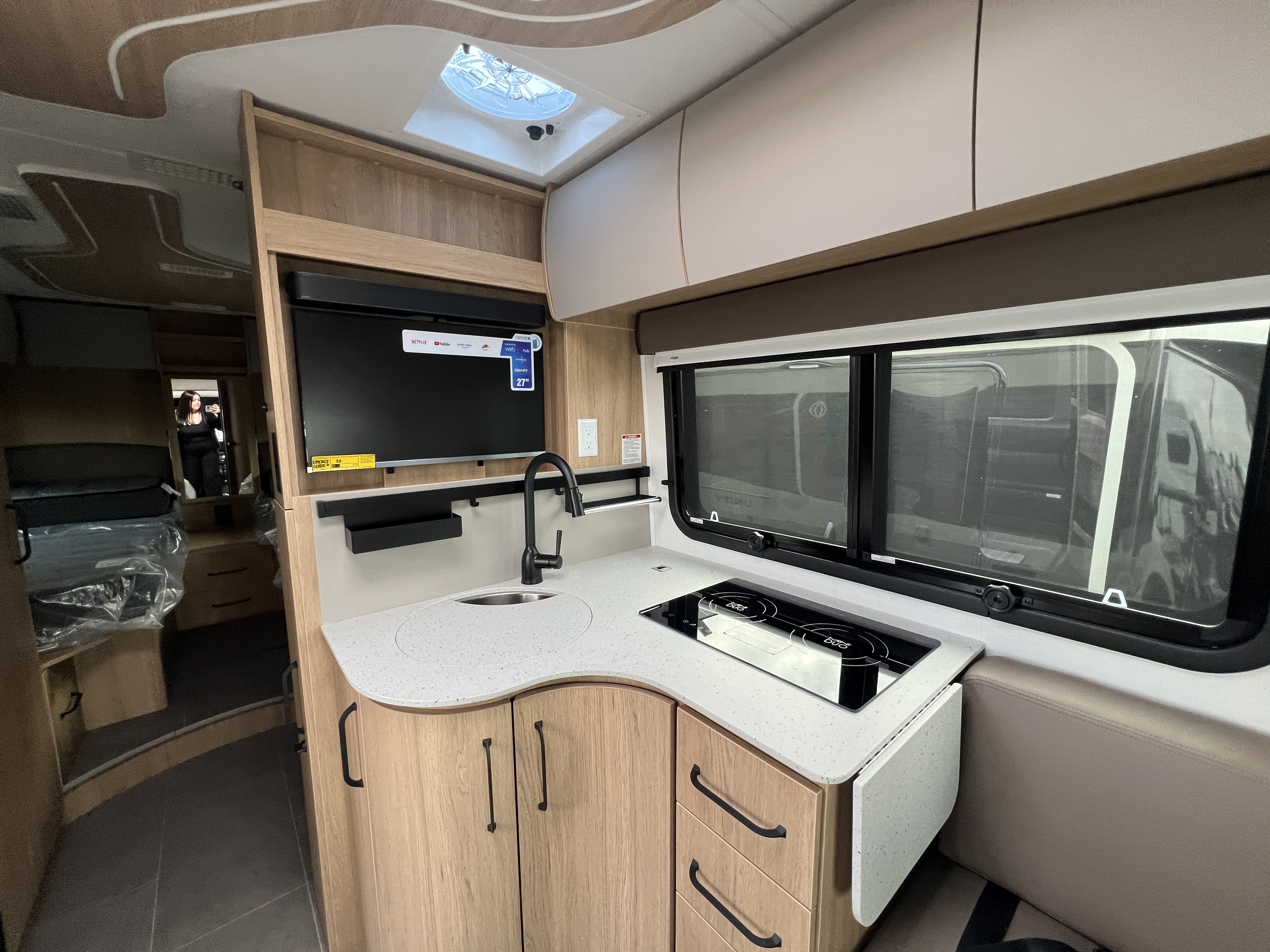 2027 Leisure Travel UNITY U24TB-AWD - Image 9