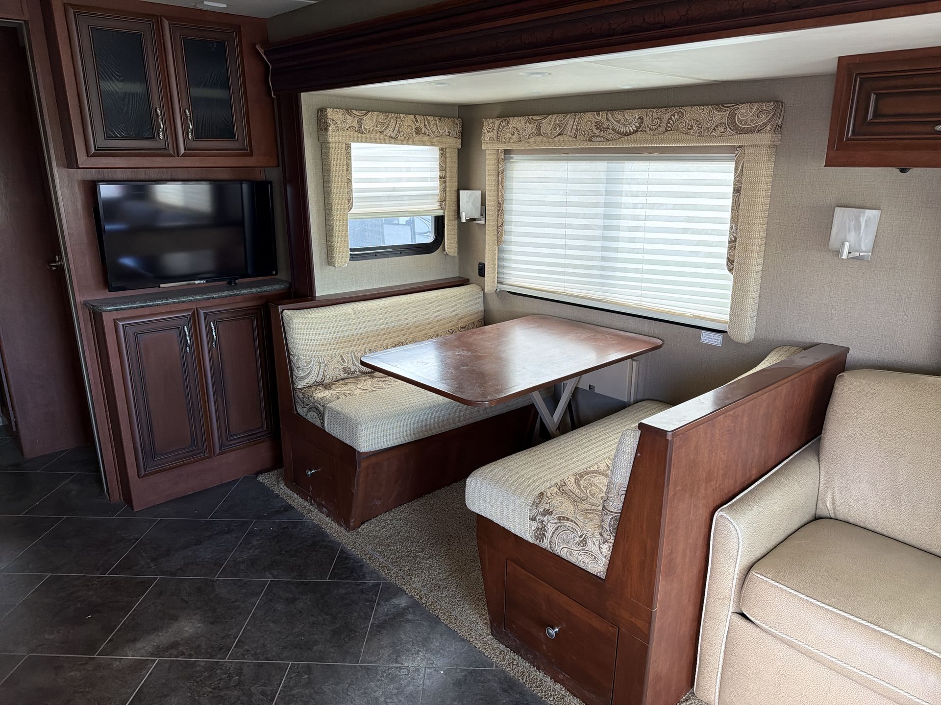 2014 Newmar Bay Star 3309 - Image 37