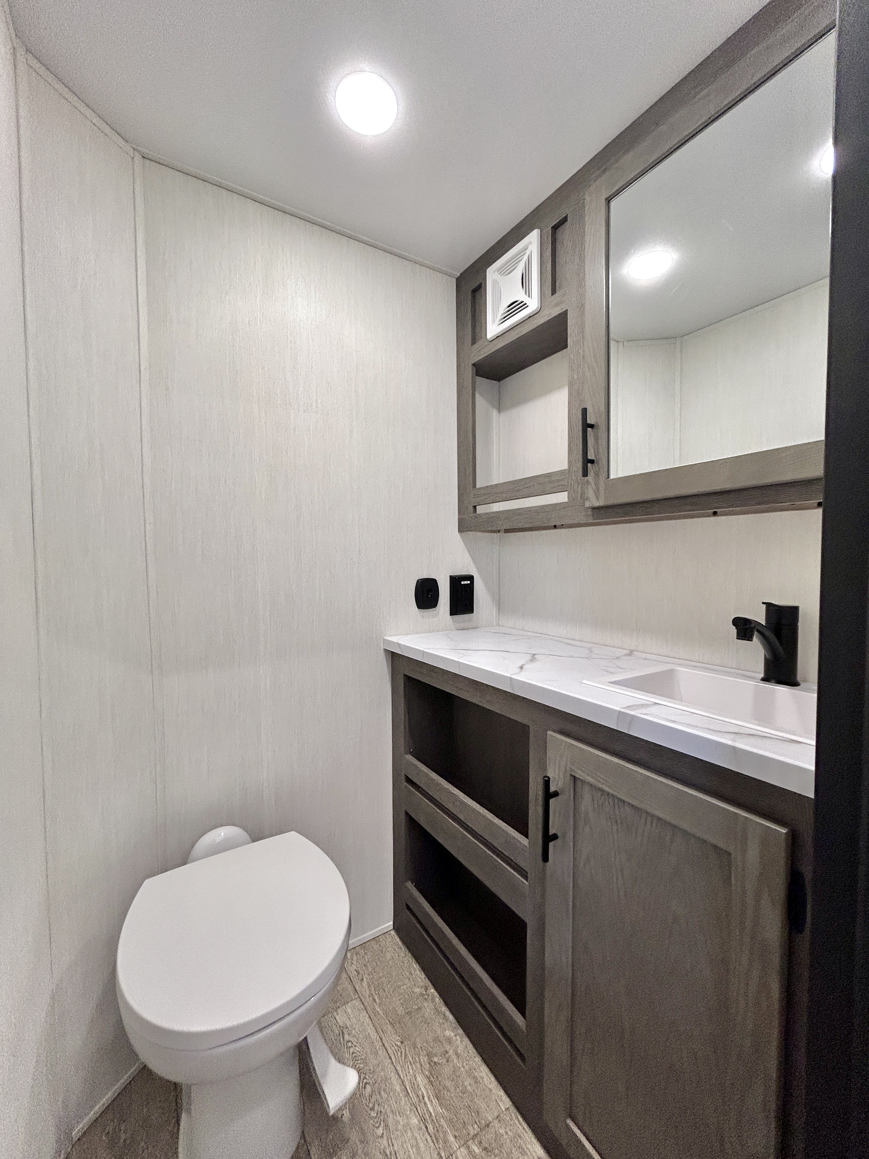 2025 Forest River ARCTIC WOLF 3950SUITE - Image 29
