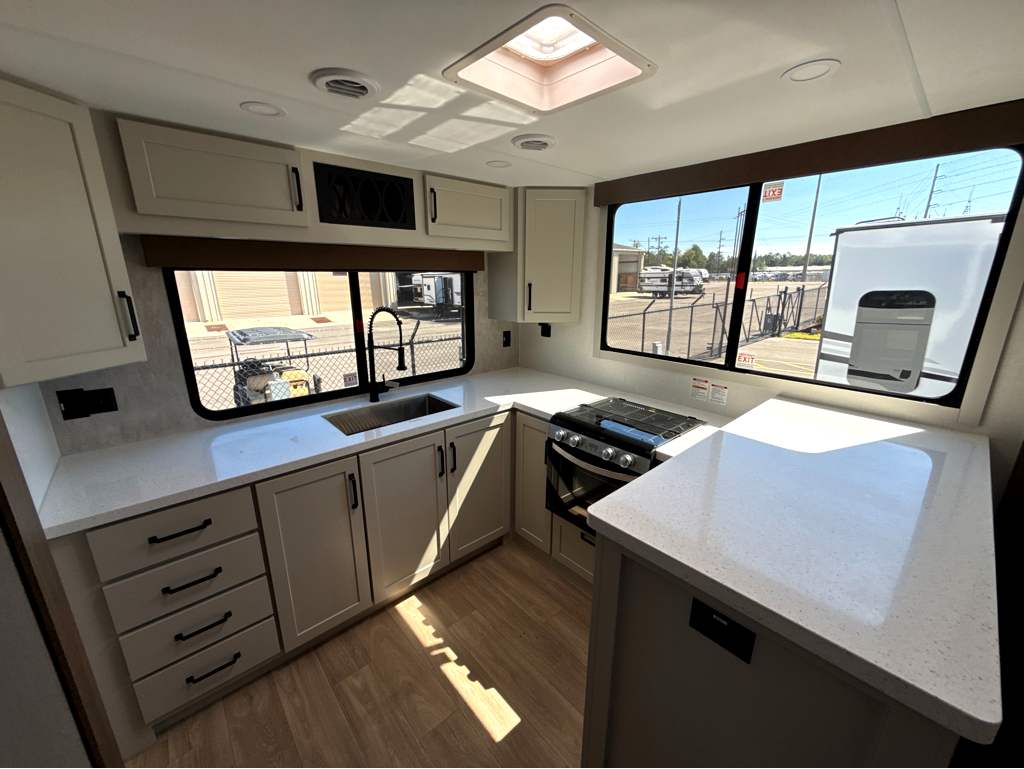 2027 VENTURE RV SPORTTREK 323VRK - Image 11