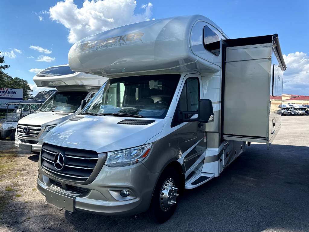 2025 FOREST RIVER SUNSEEKER 2400T - Image 2