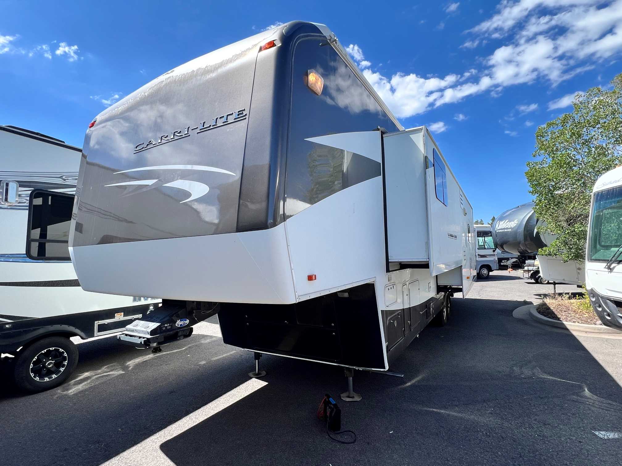 2010 Carriage Carri-Lite 37MSTR - Image 2