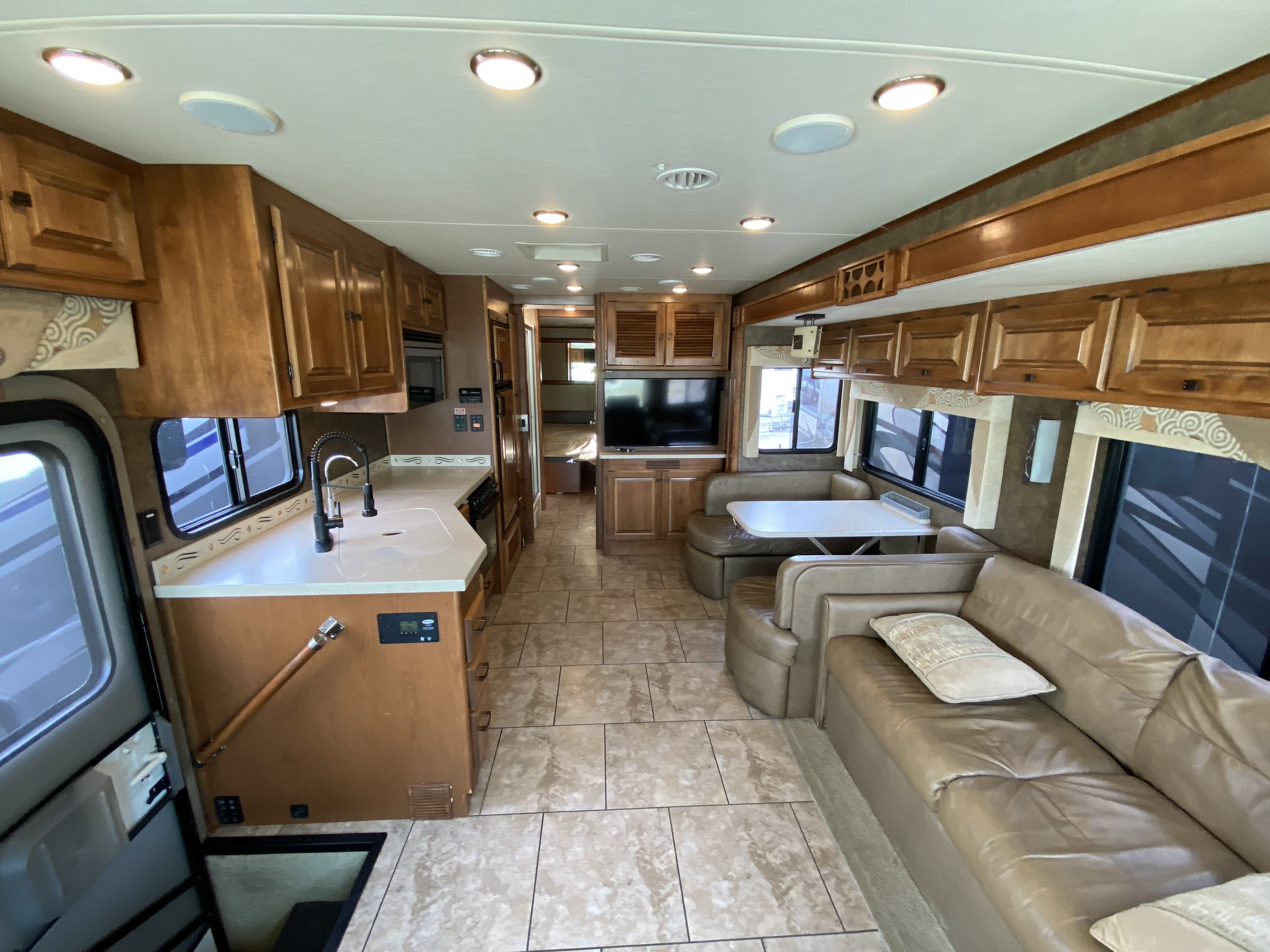 2014 Tiffin Allegro 32 CA - Image 3