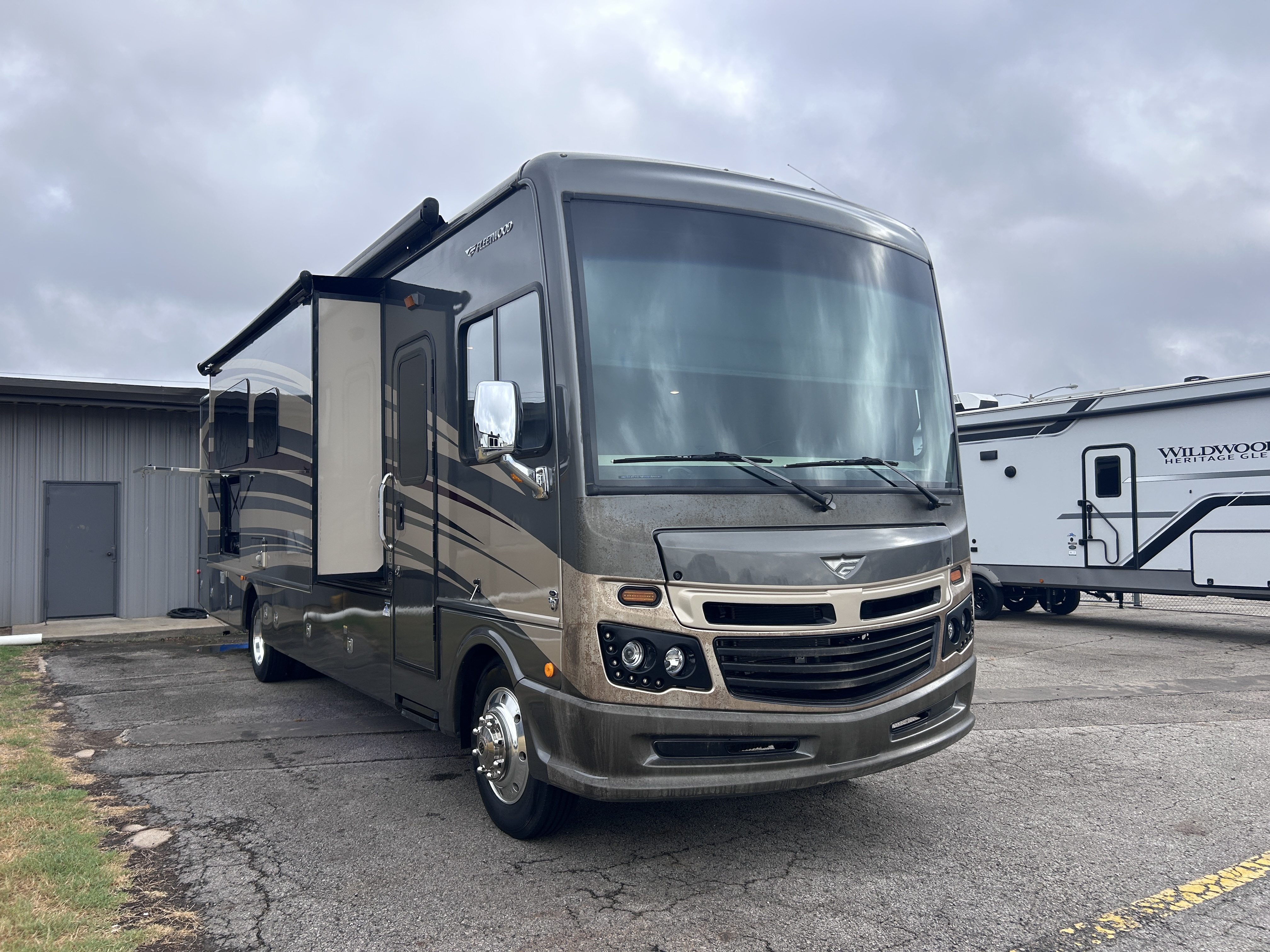 2017 Fleetwood Bounder 36Y - Image 1
