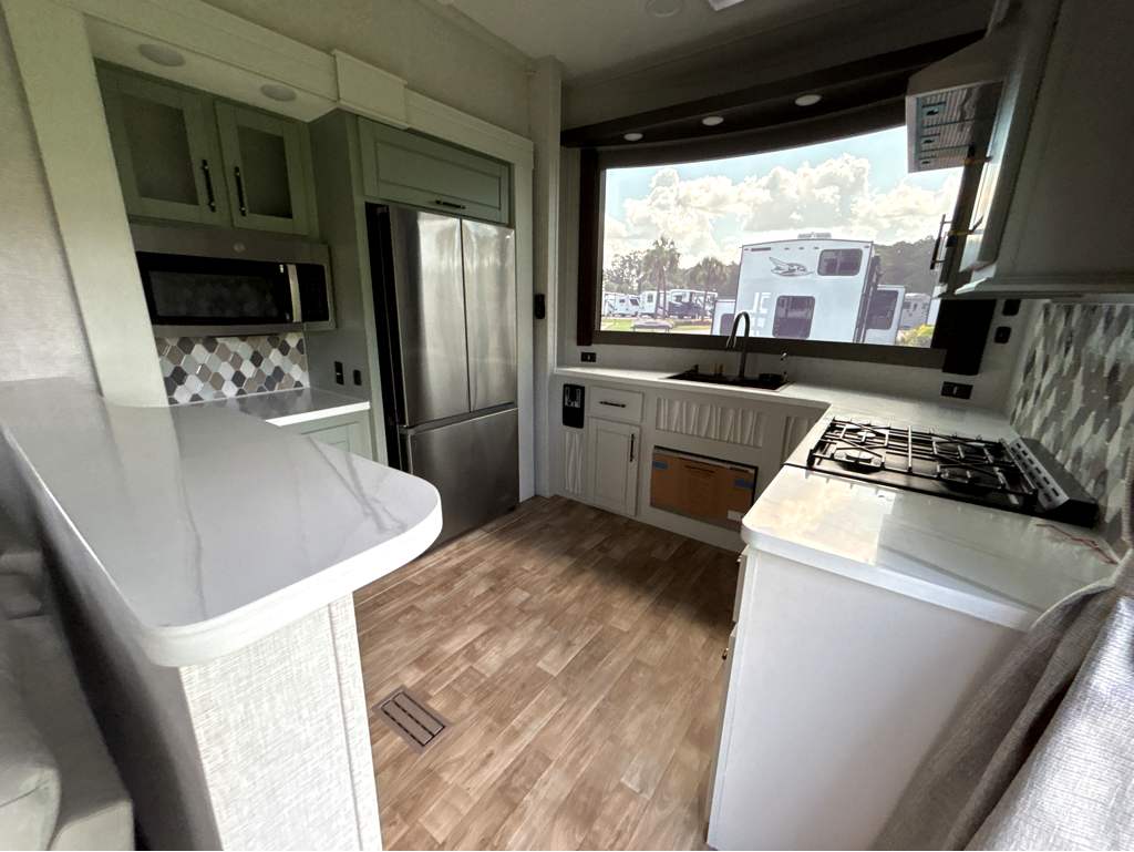 2025 CROSSROADS REDWOOD REGENCY 3881FKL - Image 10