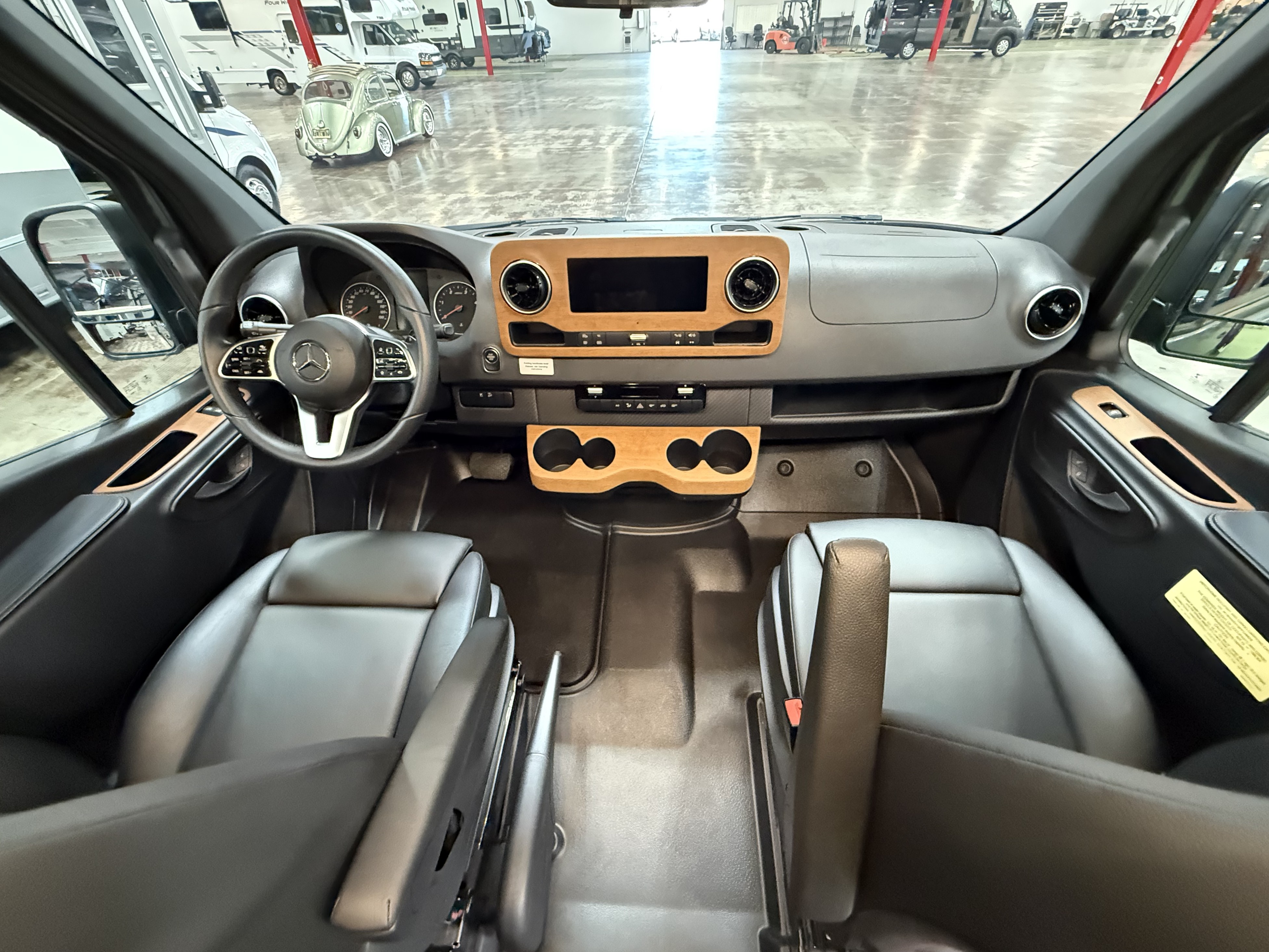 2025 WINNEBAGO REVEL BMB44E - Image 14