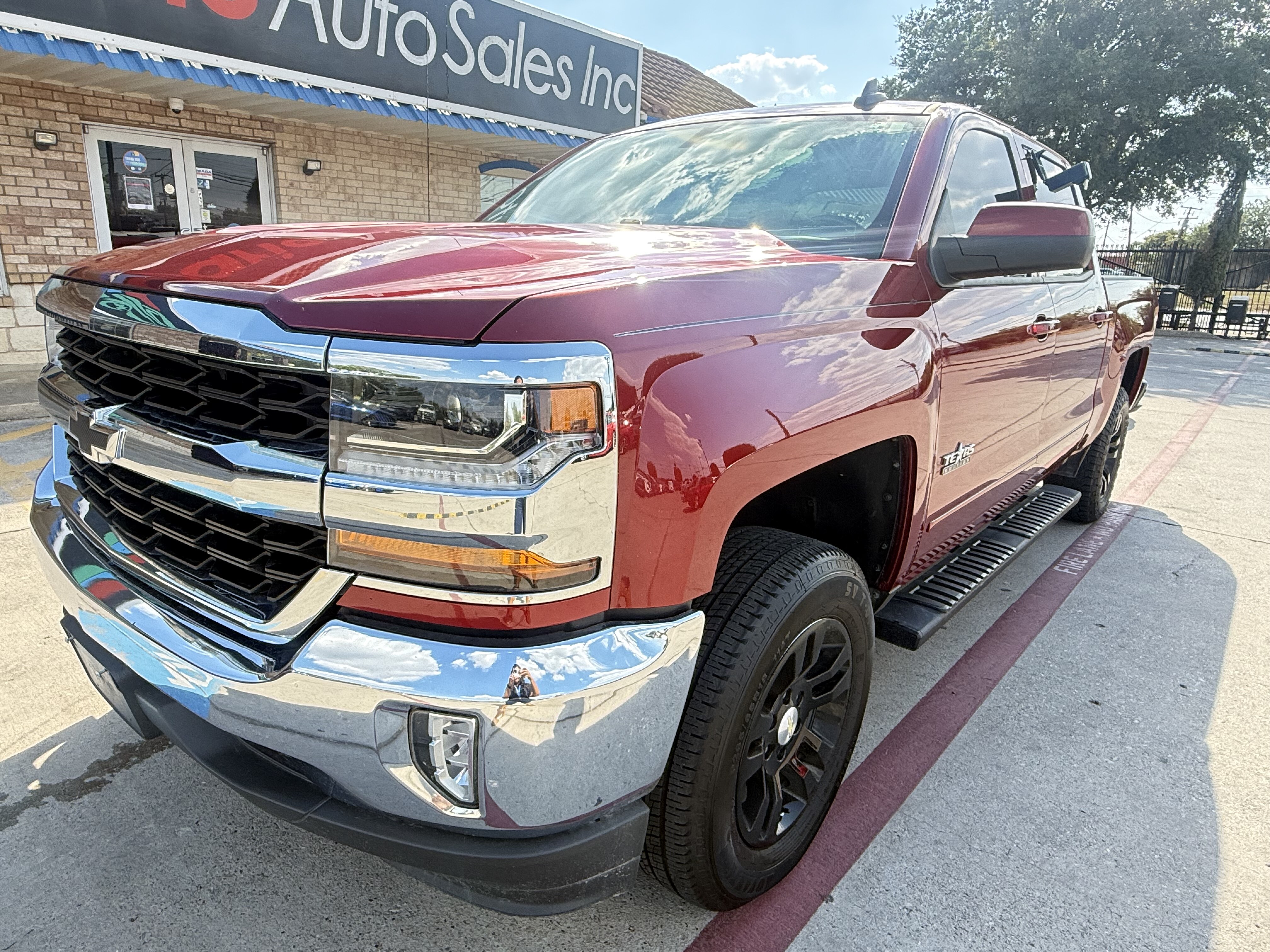 2018 Chevrolet Silverado 1500 Crew Cab LT 4WD - Image 1