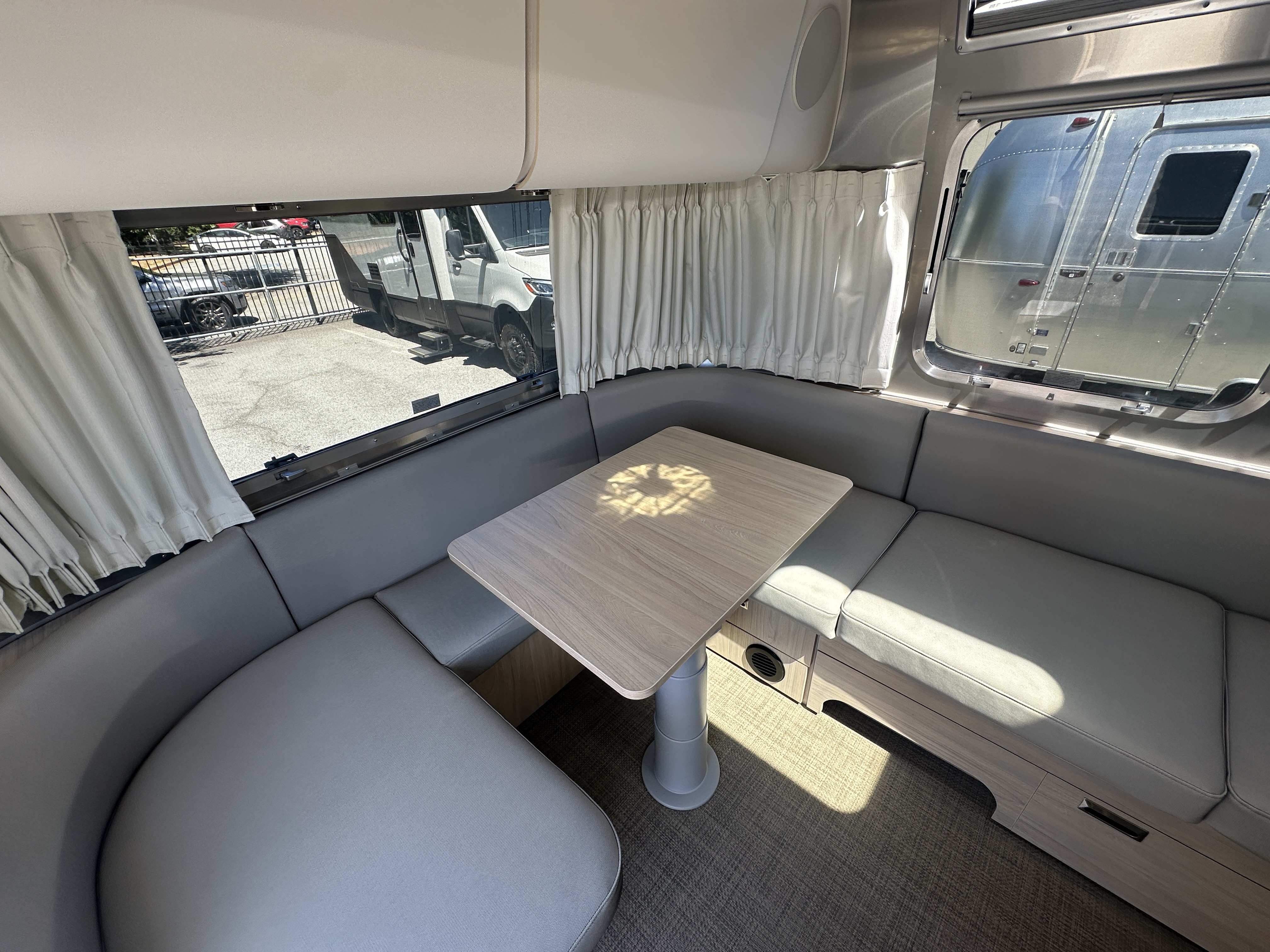 2026 Airstream Globetrotter 27FB Twin - Image 9