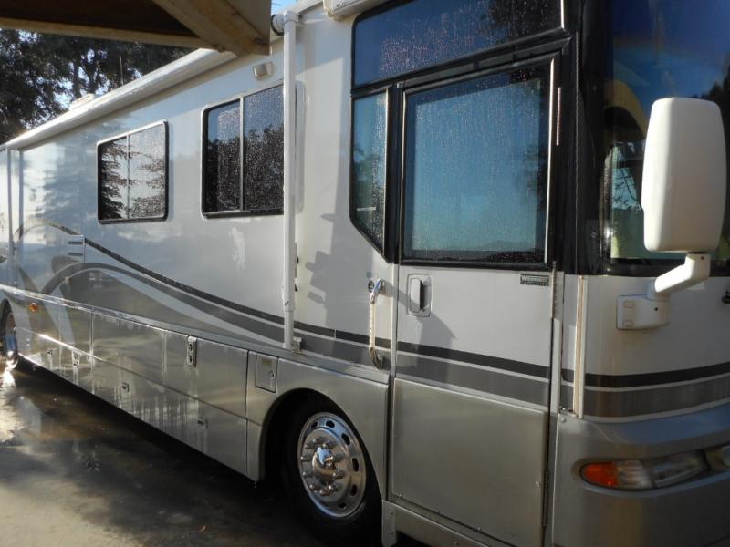 2001 Winnebago Ultimate Advantage 40J - Image 1