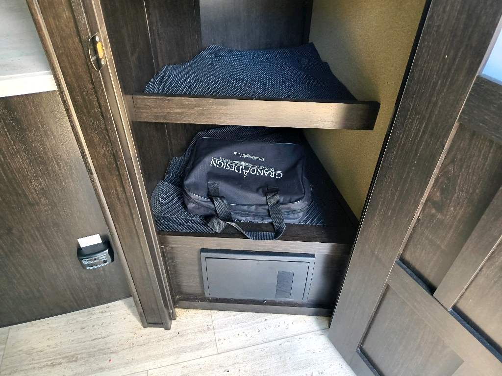 2017 GRAND DESIGN MOMENTUM 350 - Image 17