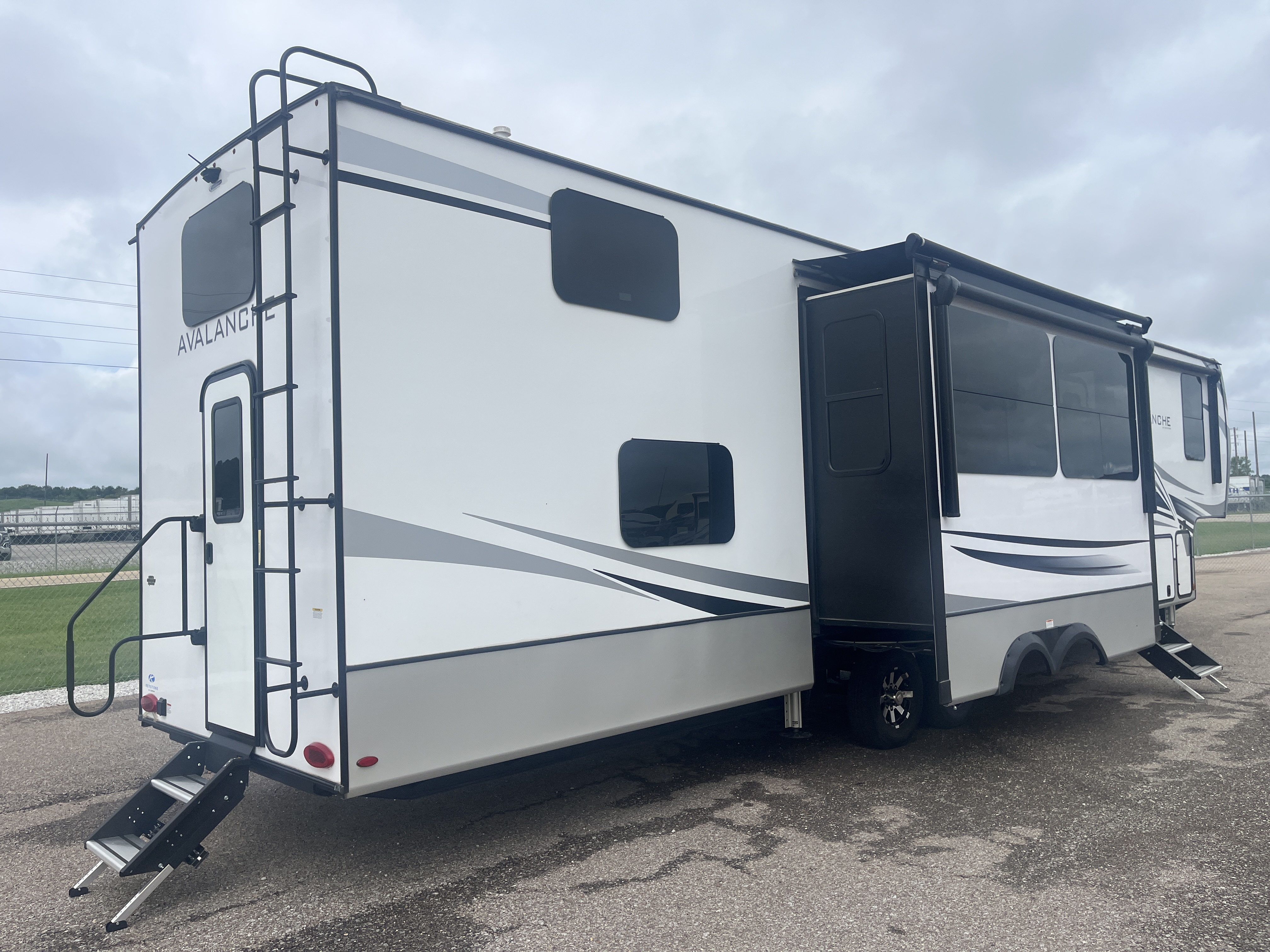 2023 KEYSTONE AVALANCHE 390DS - Image 11