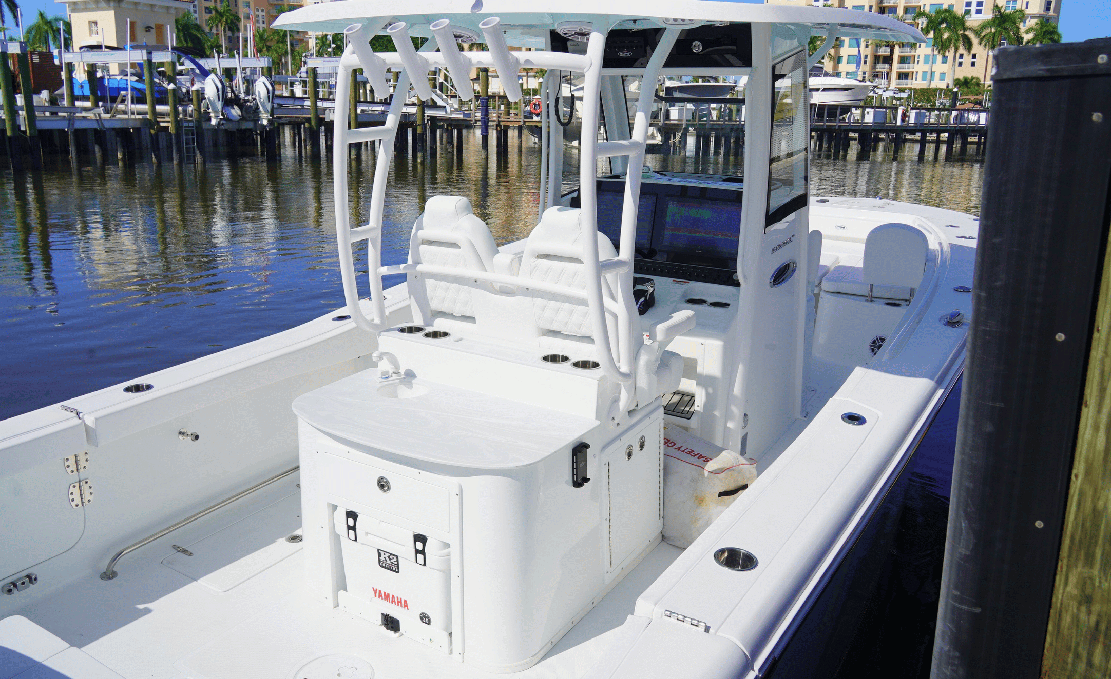 2027 SEA HUNT ULTRA 305SE - Image 17