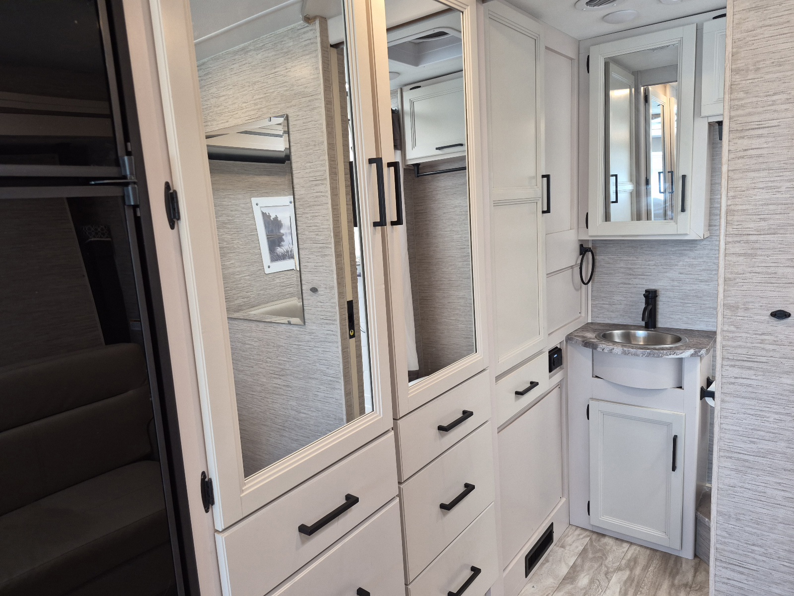 2023 Thor Motor Coach Vegas 24.4 - Image 12