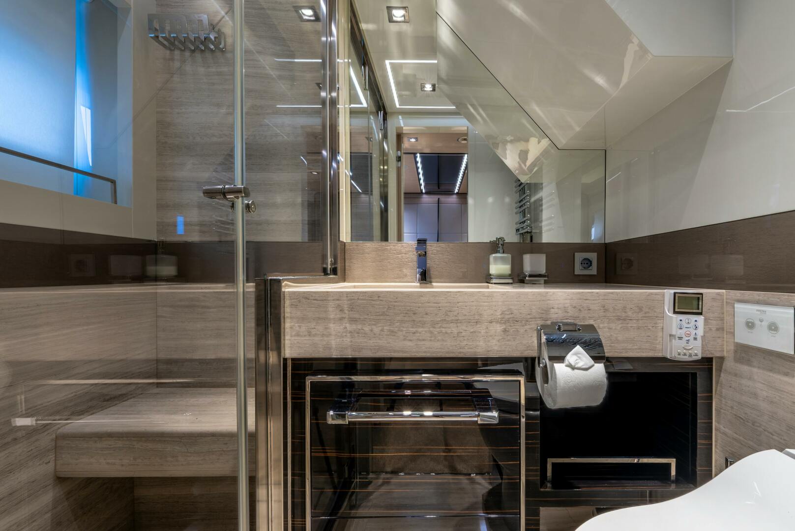 2018 Dominator Yachts Dominator Ilumen Base - Image 27