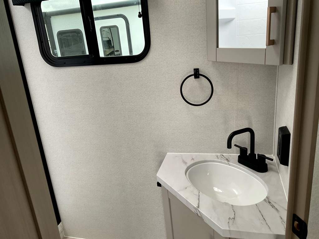 2027 JAYCO Jay Feather 25BH - Image 18