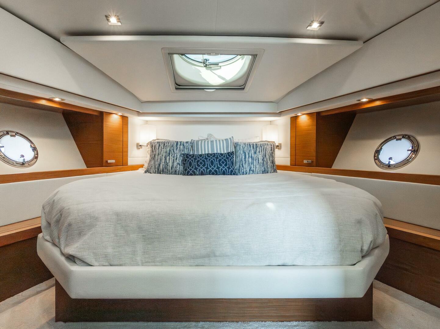 2022 Tiara Yachts 39 Coupe - Image 20