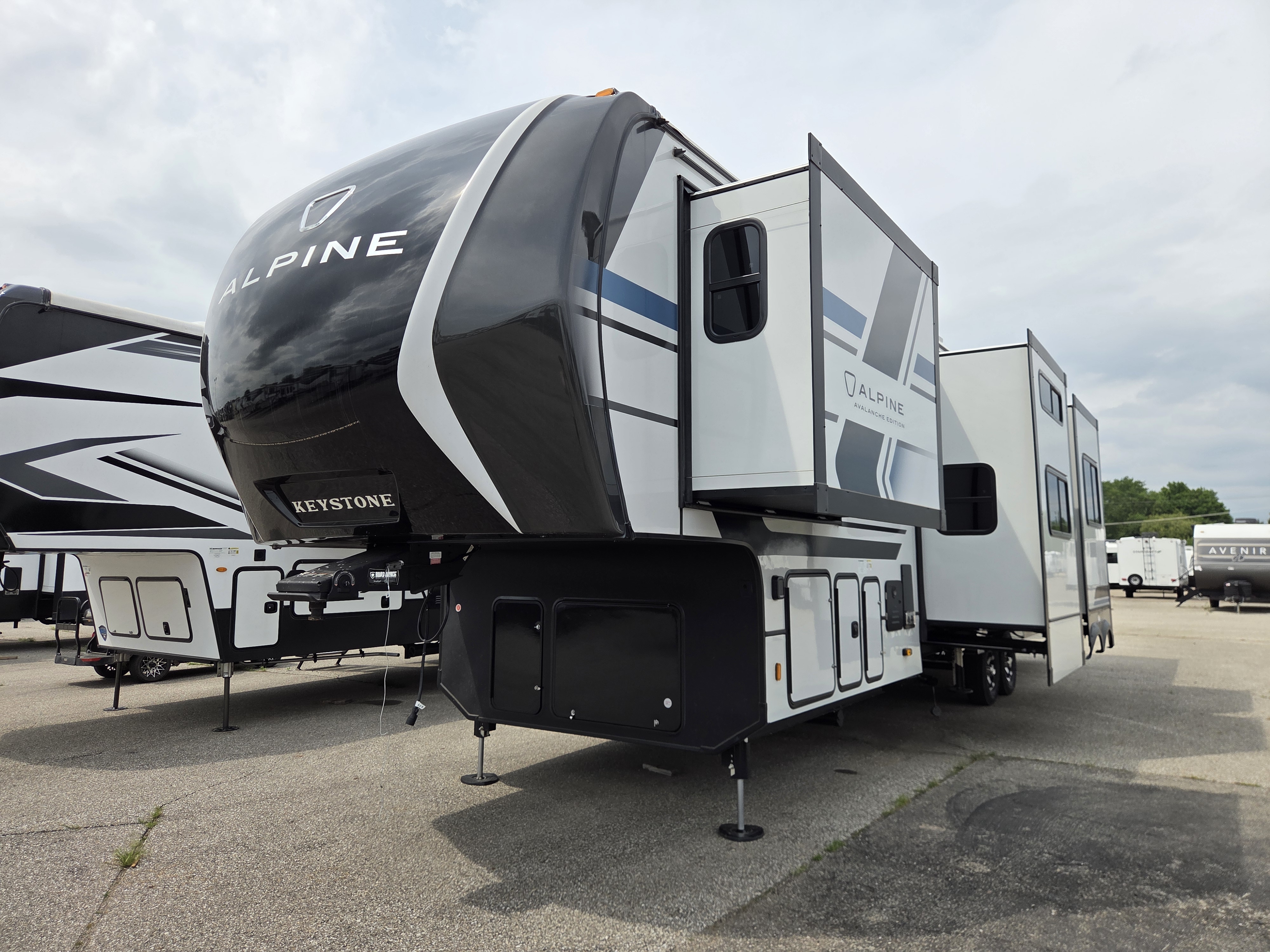 2026 Keystone Alpine Avalanche Edition 379MB - Image 5