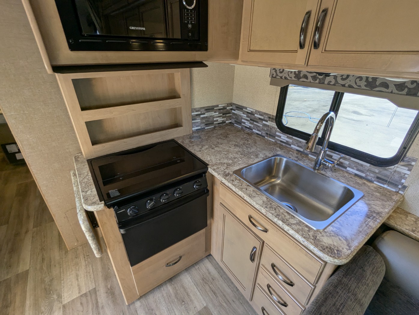 2018 Thor Motor Coach Four Winds 30D - Image 22