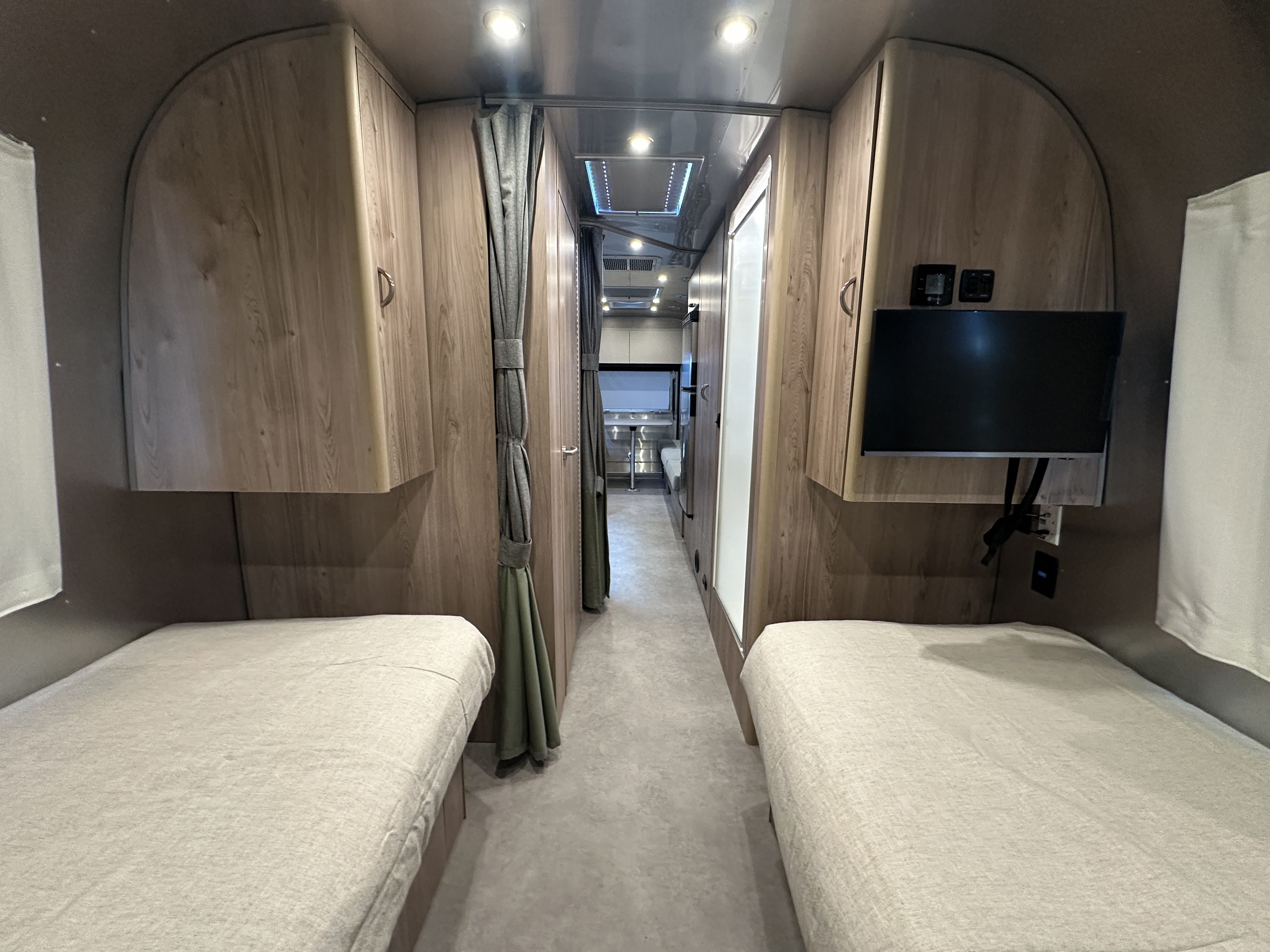 2027 Airstream Flying Cloud 27FBT - Image 16