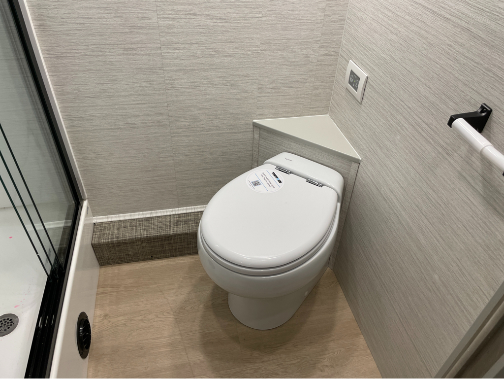 2027 Dynamax DX3 34KD - Image 19