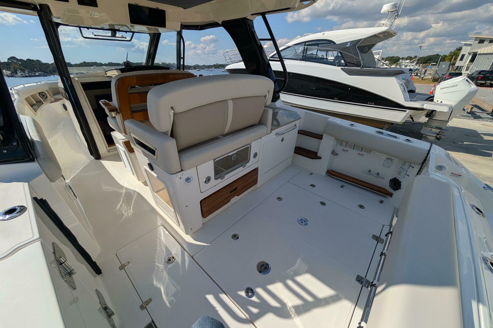 2024 Boston Whaler 350 Realm - Image 26