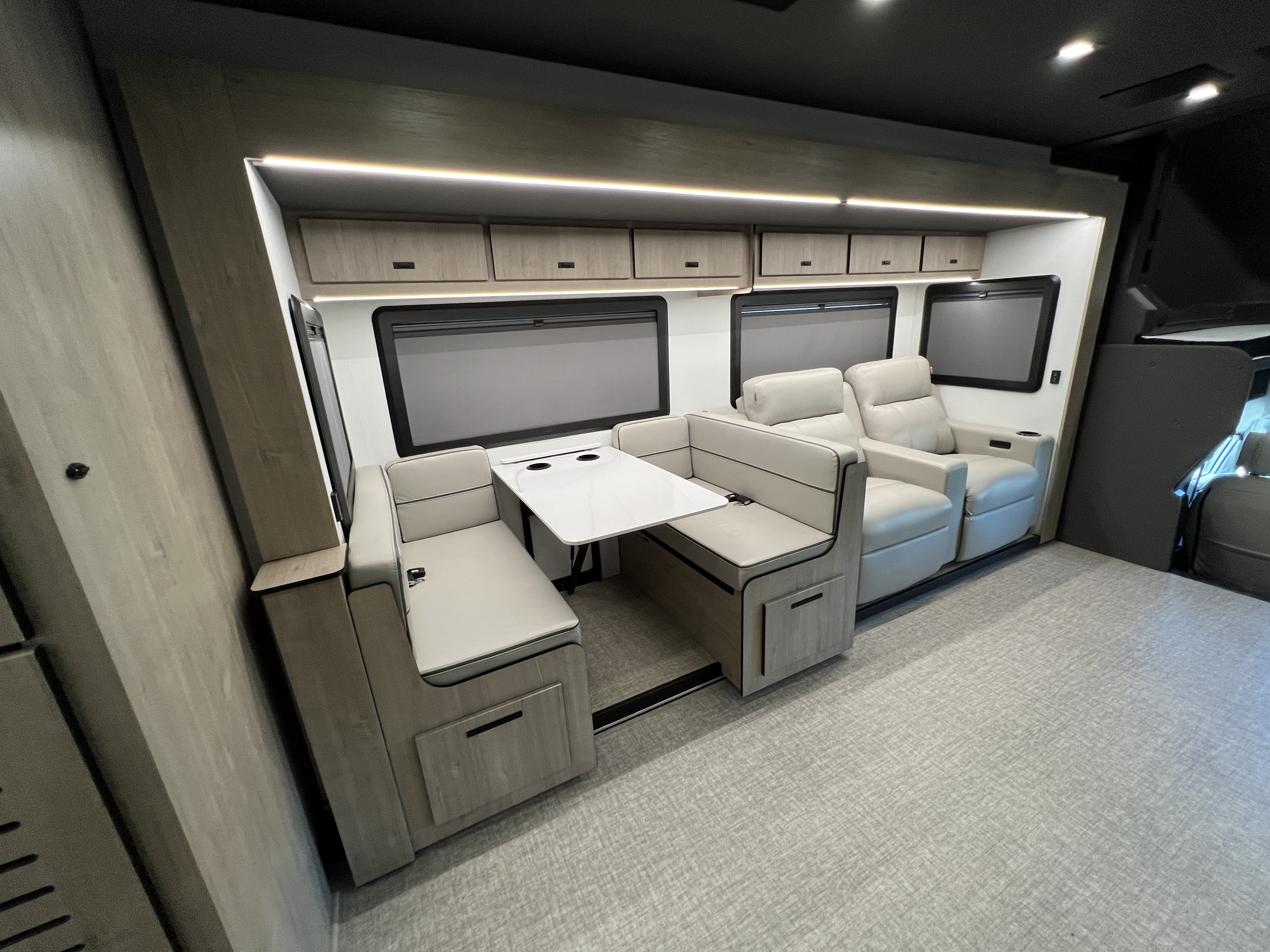 2027 Grand Design Lineage Series F 31ZW - Image 18