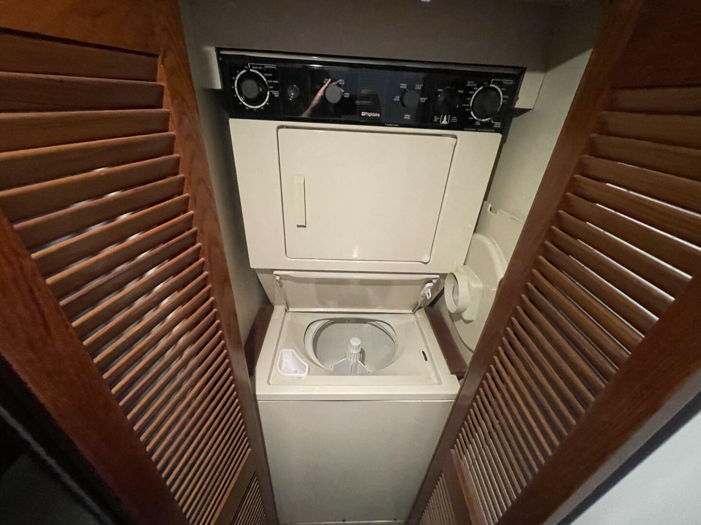 1993 Viking 50 Motor Yacht - Image 77