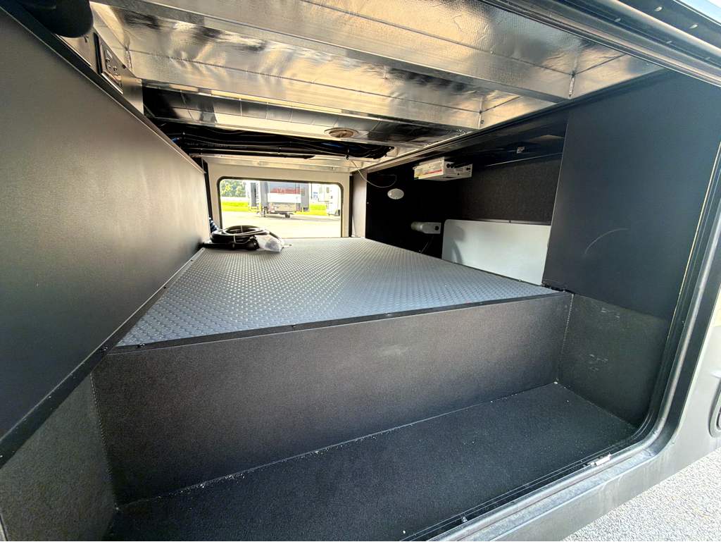 2027 VENTURE RV SPORTTREK 303VIK - Image 14
