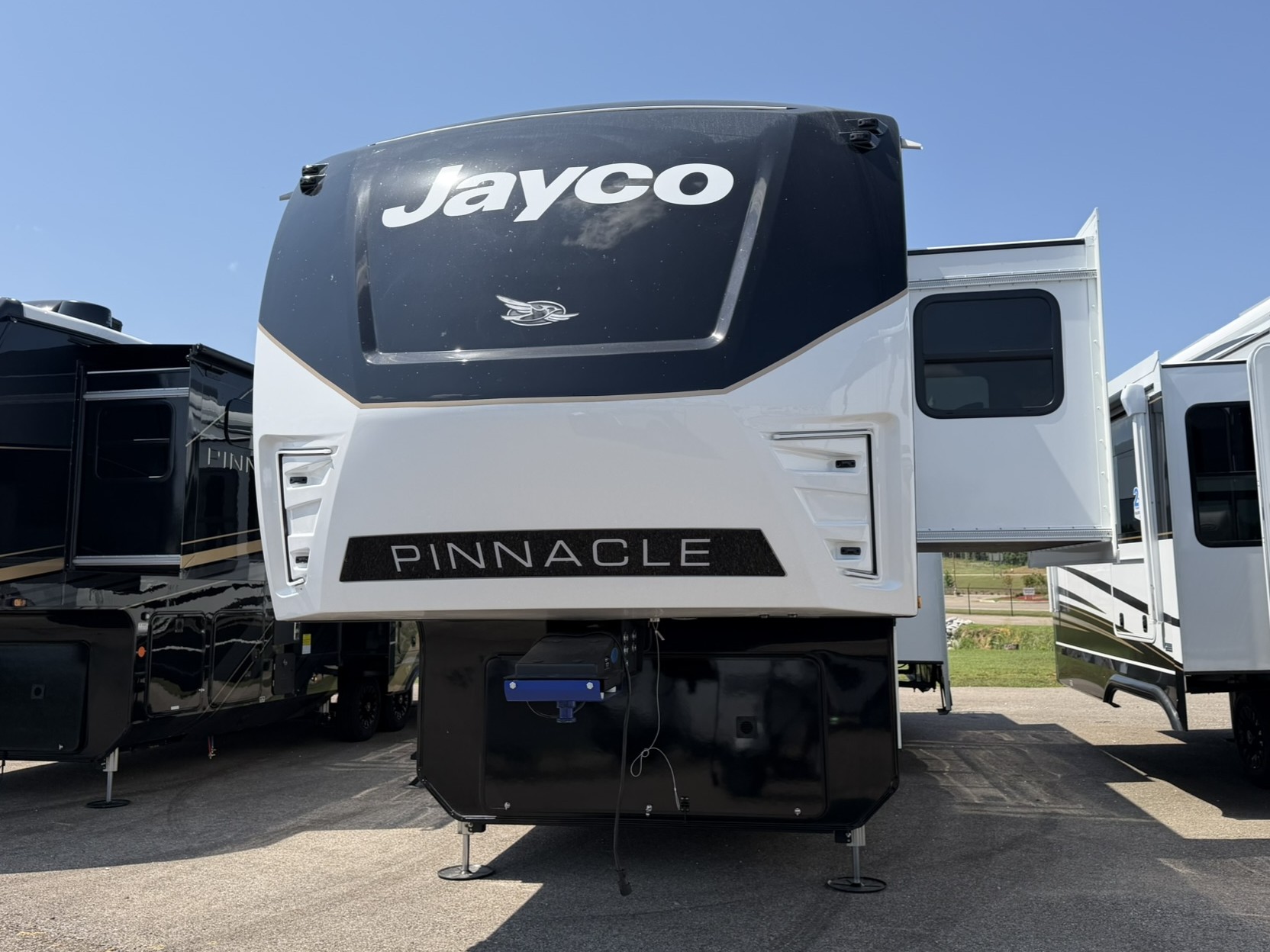 2027 JAYCO PINNACLE 32RLTS - Image 2
