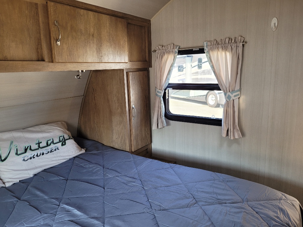 2017 Gulf Stream Vintage Cruiser 19ERD - Image 19