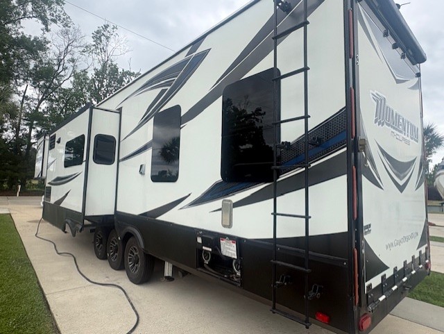 2018 GRAND DESIGN MOMENTUM 394M - Image 2