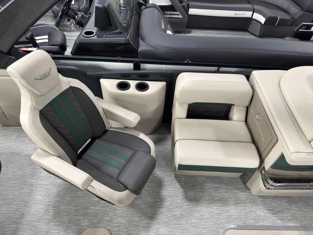 2026 Bennington 24MCSB Carbon Fiber Arch Tritoon Pontoon - Image 70