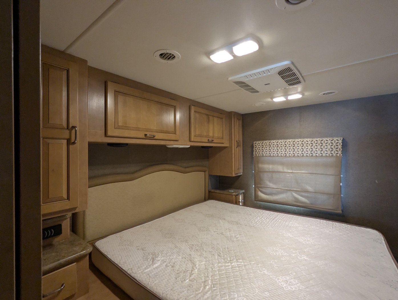 2016 Thor Motor Coach Hurricane 34J - Image 29