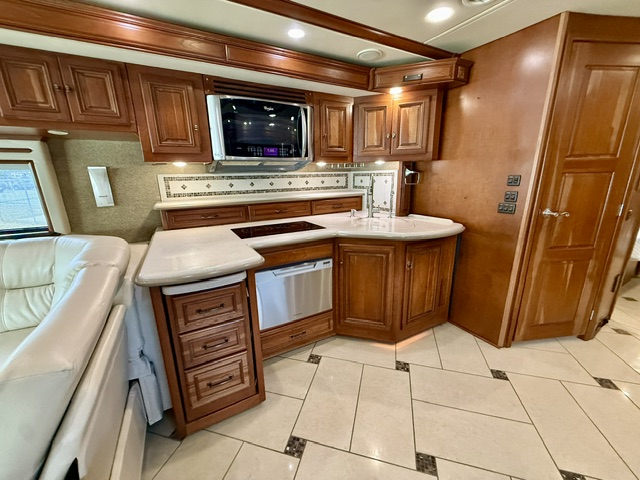 2013 WINNEBAGO TOUR 42QD - Image 11