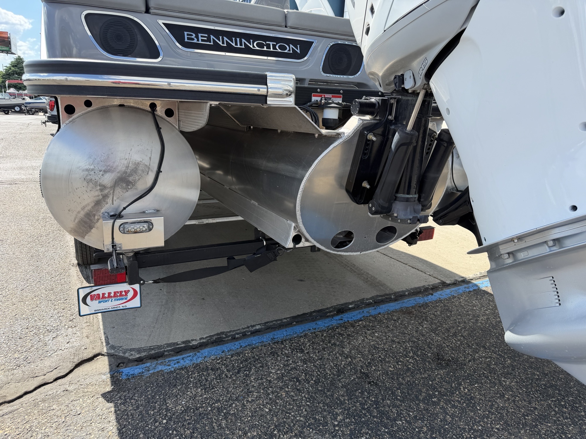 2023 Bennington 25QSBA Swingback with Power Arch - Image 12