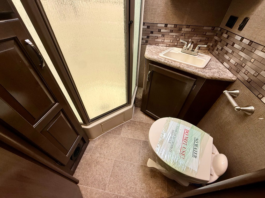 2017 Chateau 31W - Image 23