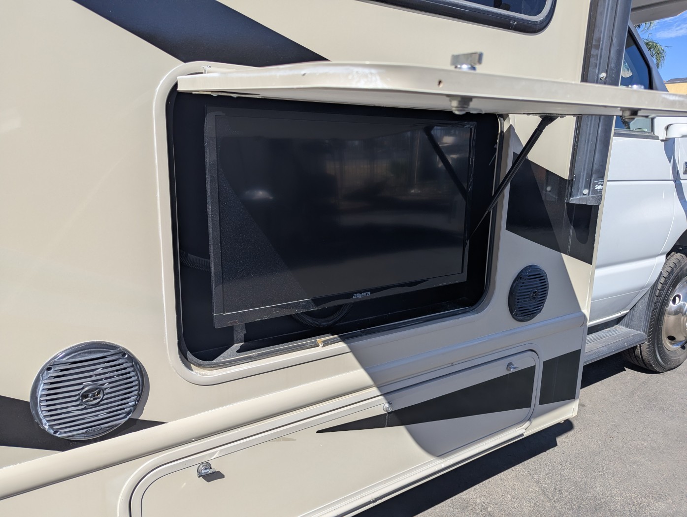 2018 Thor Motor Coach Four Winds 30D - Image 5