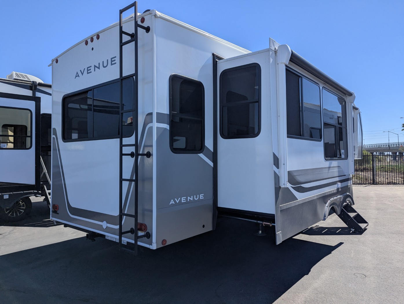 2027 Alliance RV Avenue 32RLS - Image 6
